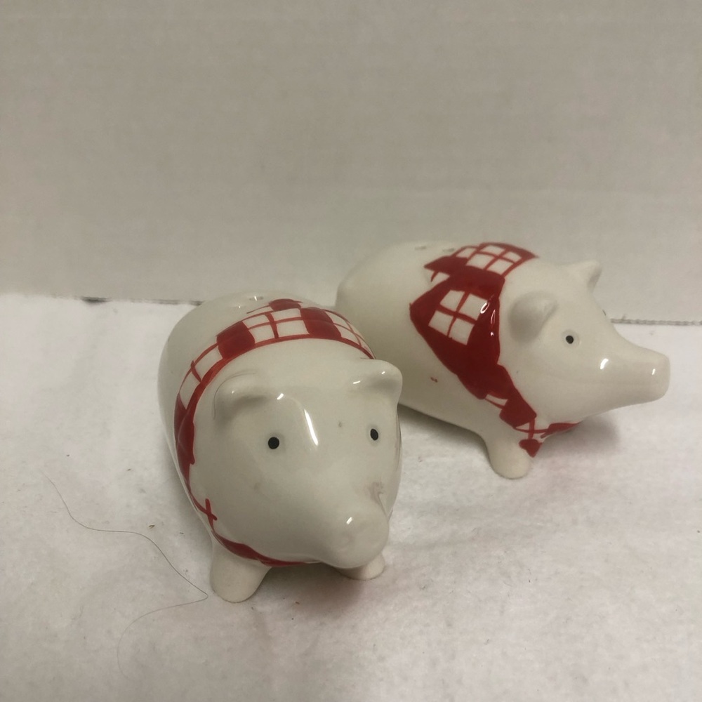 Vintage Pier 1 Ceramic Pig Salt & Pepper Shakers Red White Country Cottage Core
